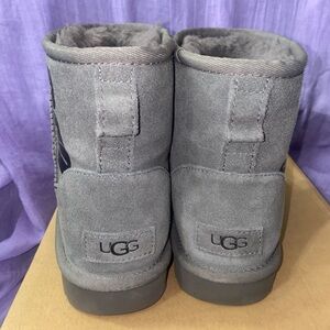 Uggs mini logo boot